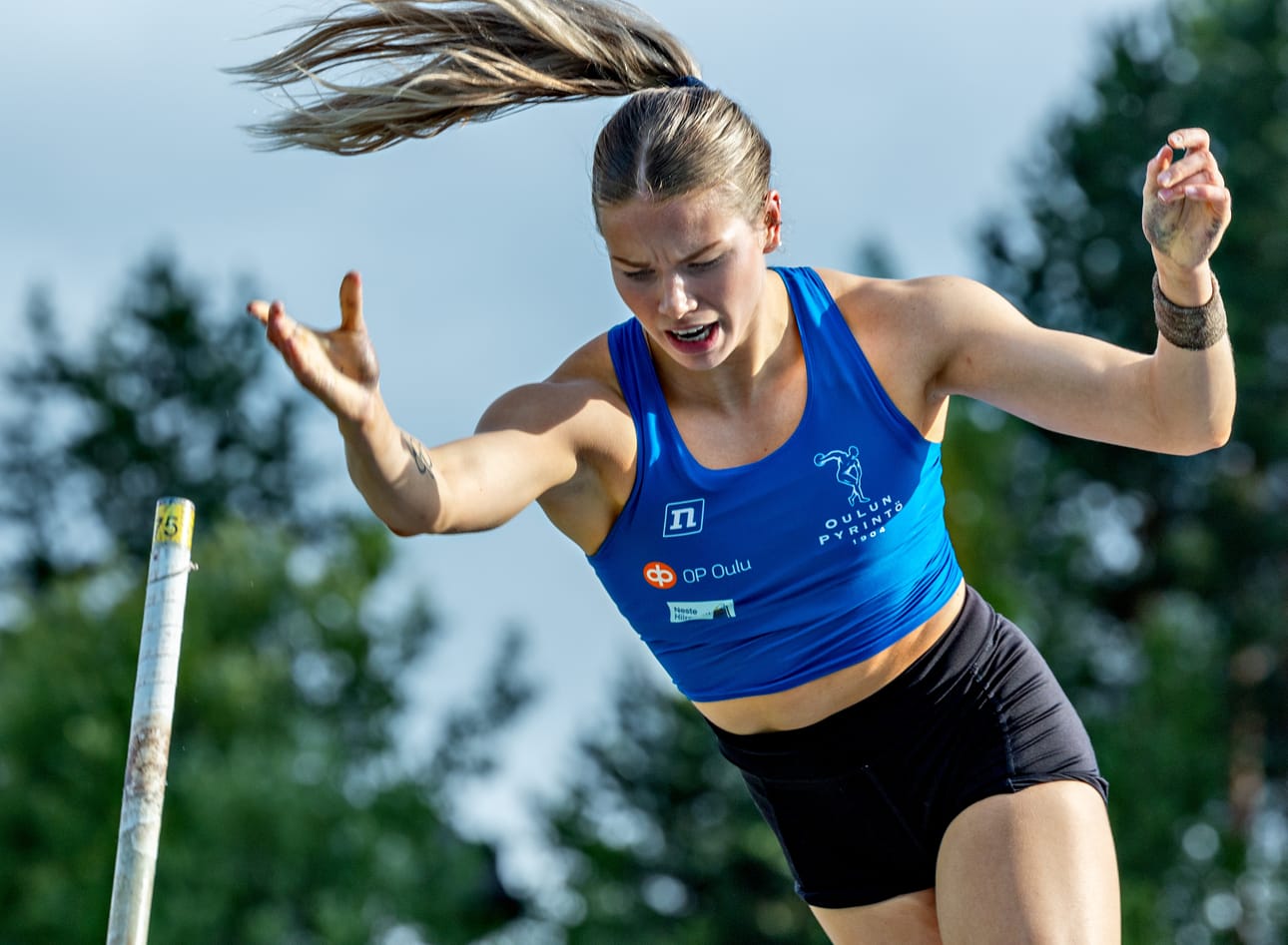 Elina Lampela hioo rauhassa hyppyään kohti suurien tavoitteiden ja arvokisojen kesää.