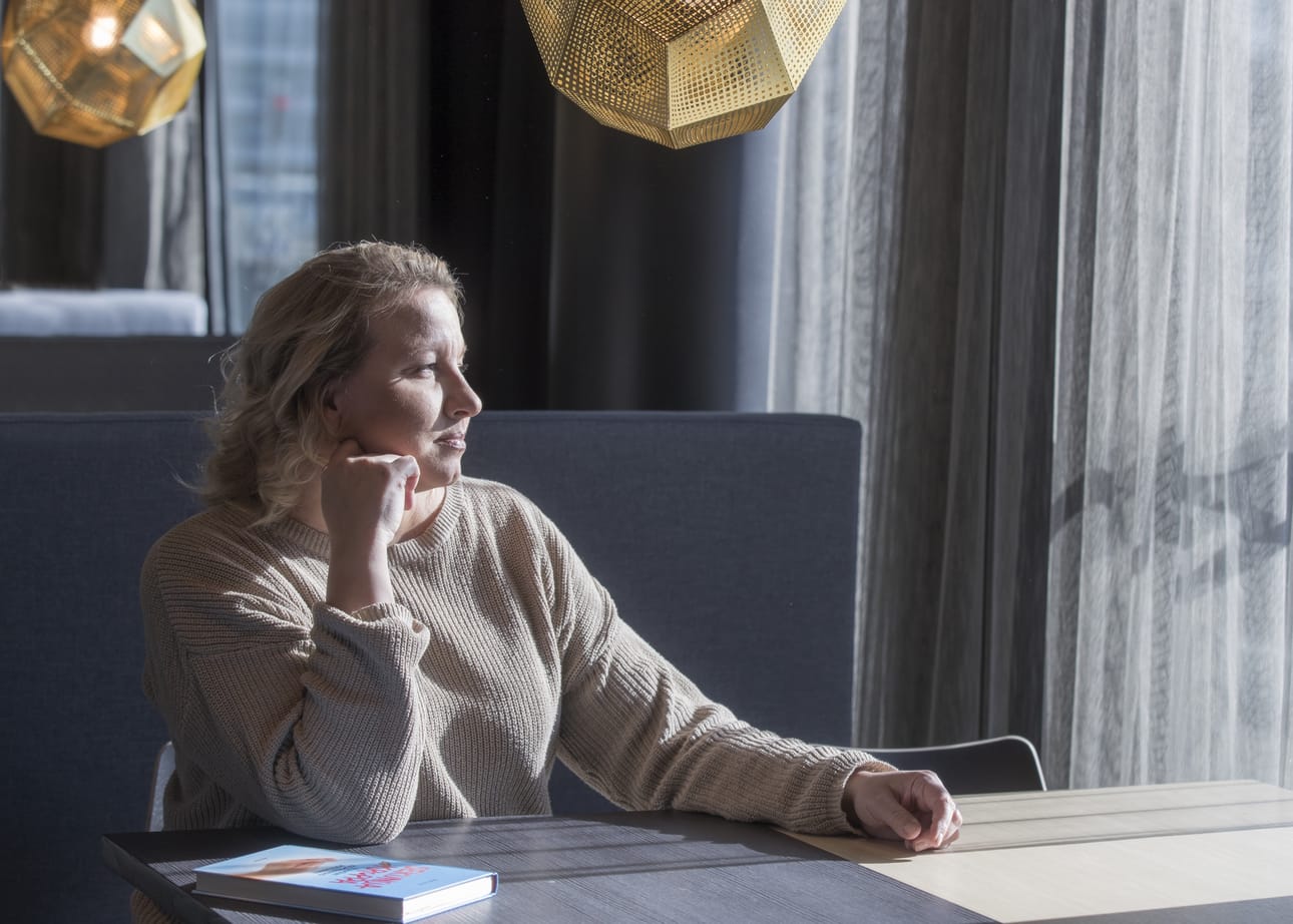 Tietokirjailija Anne Roth on itsekin kultamaan tyttäriä.