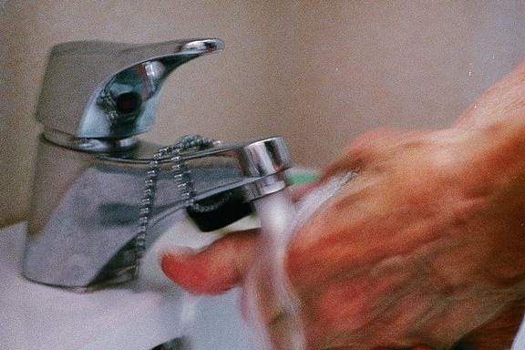 Vaikka Järvi-Pohjanmaan alueella ei olekaan uusia COVID-19-tartuntoja, kehotetaan viranomaistiedotteessa edelleen koko alueen asukkaita huolehtimaan hyvästä käsi- ja yskimishygieniasta, turvaväleistä sekä kasvomaskien käytöstä.