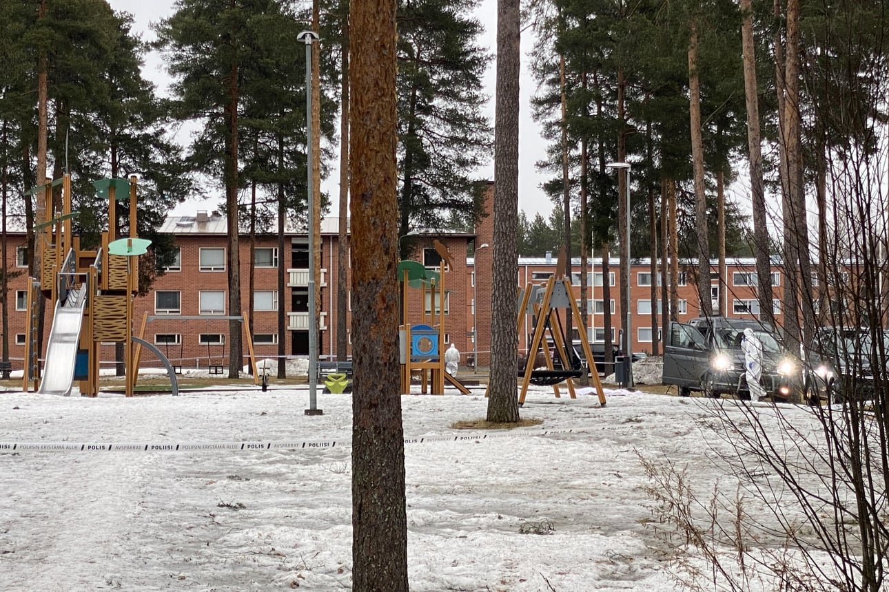 Poliisin operaatio Oulun Kaukovainiolla jatkui tunteja, leikkipuisto ja osa pyörätiestä oli eristetty – paikalla suoja-asuihin pukeutuneita poliisin tutkijoita
