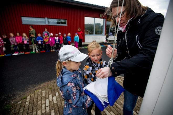 Miro Erkkilä ja Julia Koski nostivat Porilaisten marssin aikana lipun salkoon. Kaksikkoa auttoi Joupin vs. päiväkodin johtaja Sari Rahkola. KUVAT: JAAKKO ELENIUS