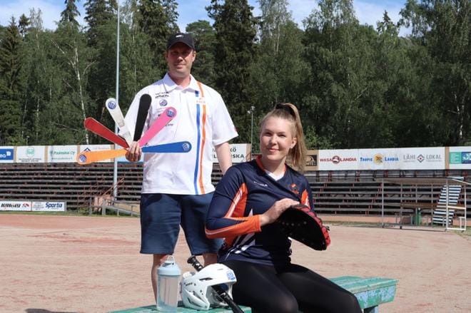 Pekka Mäntymaalla on merkki päällä yleisölle. Elli Mertaniemi toivoo ihmisten ottavan siitä koppia ja saapuvan kannustamaan. Kuva: Miika Huhta