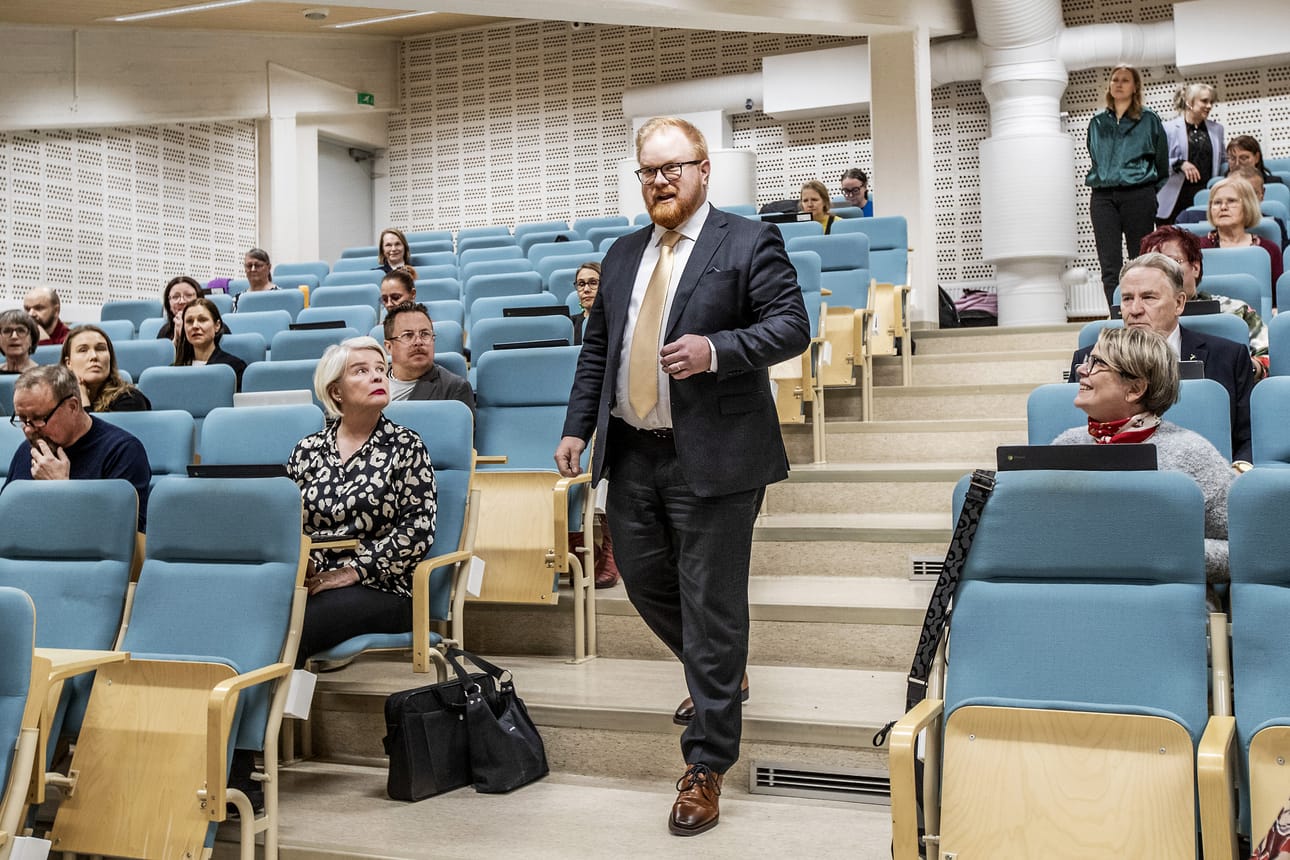 Joonas Hänninen asteli maanantaina Rovaniemen kaupunginvaltuuston eteen vasta valittuna kaupunginjohtajana. Valtuuston selkeä enemmistö kannatti hänen valintaansa, mutta kaupunkilaisille ei selvinnyt, miksi kaupunginjohtaja vaihtuu.