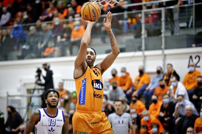 Karhu Basket otti helpon voiton sarjajumbo Korihaista. Karhu voitti myös viime lauantaina Kataja Basketin. Kuvassa Karhun Rene Rougeau ja Katajan Markel Crawford. Arkistokuva: Tomi Kosonen