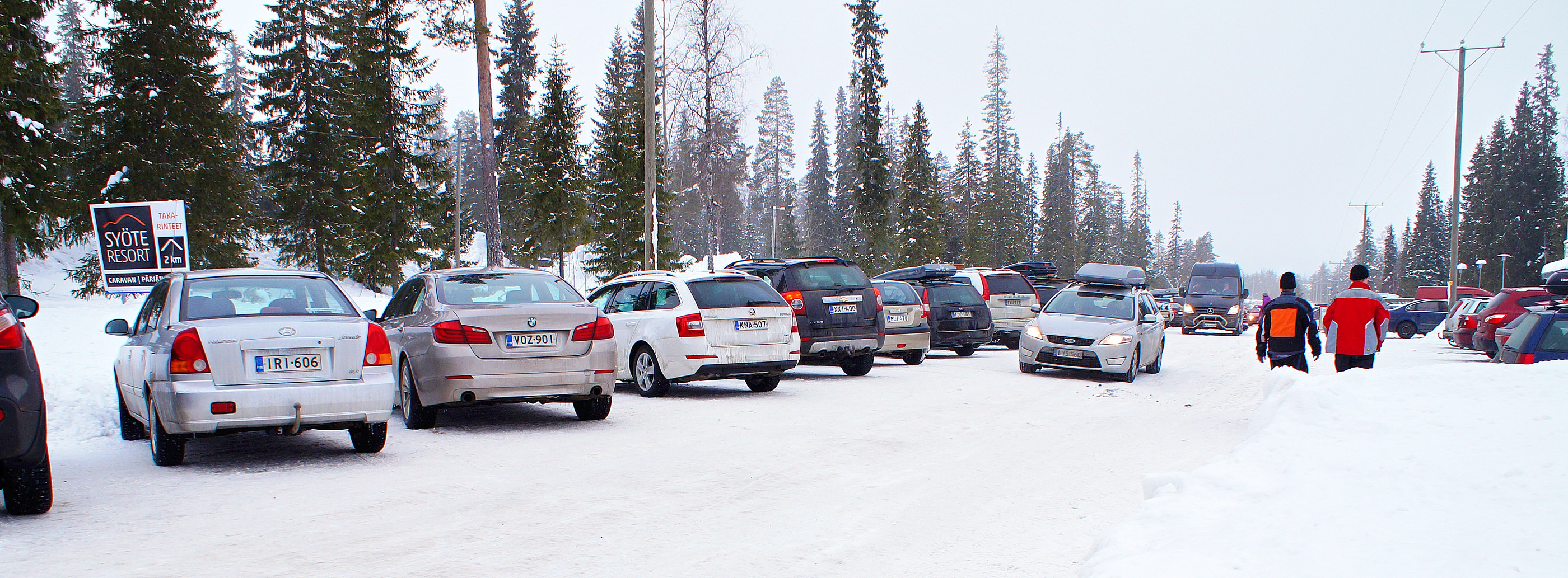 Pysäköintipaikat olivat kovassa käytössä lauantaina, kun Syötteellä päätettiin hiihtolomaviikkoja.