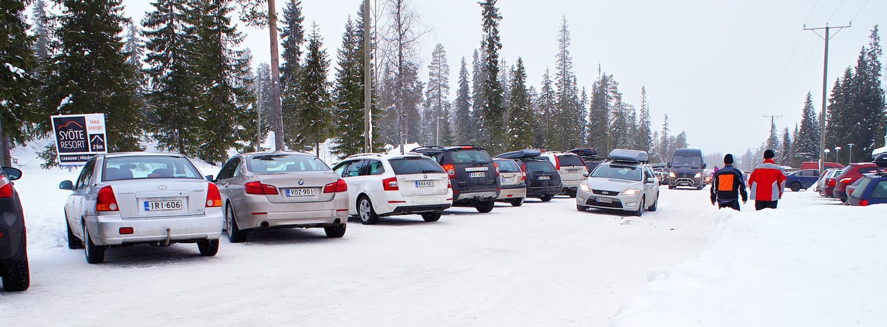 Pysäköintipaikat olivat kovassa käytössä lauantaina, kun Syötteellä päätettiin hiihtolomaviikkoja.
