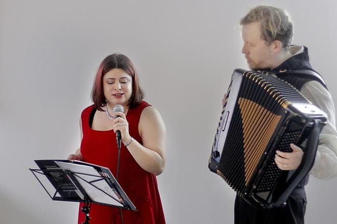Tämä duo eli Taija ja Antti Purola Seinäjoelta on perustamassa yritystä, joka tarjoaa musiikillista ohjelmapalvelua erilaisiin juhliin, tilaisuuksiin ja tapahtumiin. KUVA: HEIKKI HAKANEN