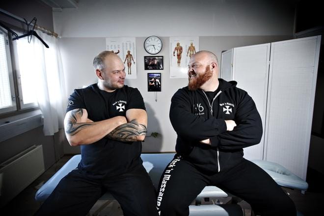 Jani ja Veli Kortesluoma aikovat satsata kaiken rokkihierontaan. Jani Kortesluoman mukaan kaikki eivät ole osanneet iloita hänen saavutuksistaan. – Jos sinut on nähty kaksikymmentä vuotta tietynlaisena ihmisenä, niin on liian iso järkytys nähdä se ihminen tällaisessa tilanteessa, koska sinähän olet pelkkä juoppo. KUVA: TOMI KOSONEN