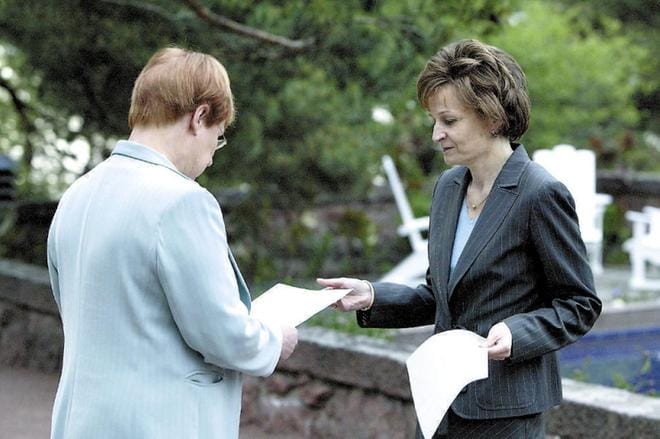 Pääministeri Anneli Jäätteenmäki (oik.) jätti hallituksensa eronpyynnön presidentti Tarja Haloselle Kultarannassa juhannuksen alla 2003. KUVA: Timo Jakonen