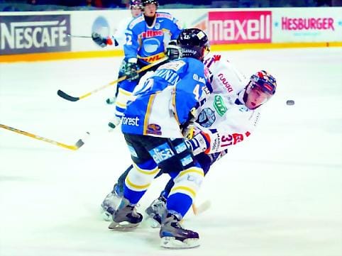 Bluesin Arto Laatikainen ja HPK:n Juha-Pekka Loikas kamppailevat kiekosta.