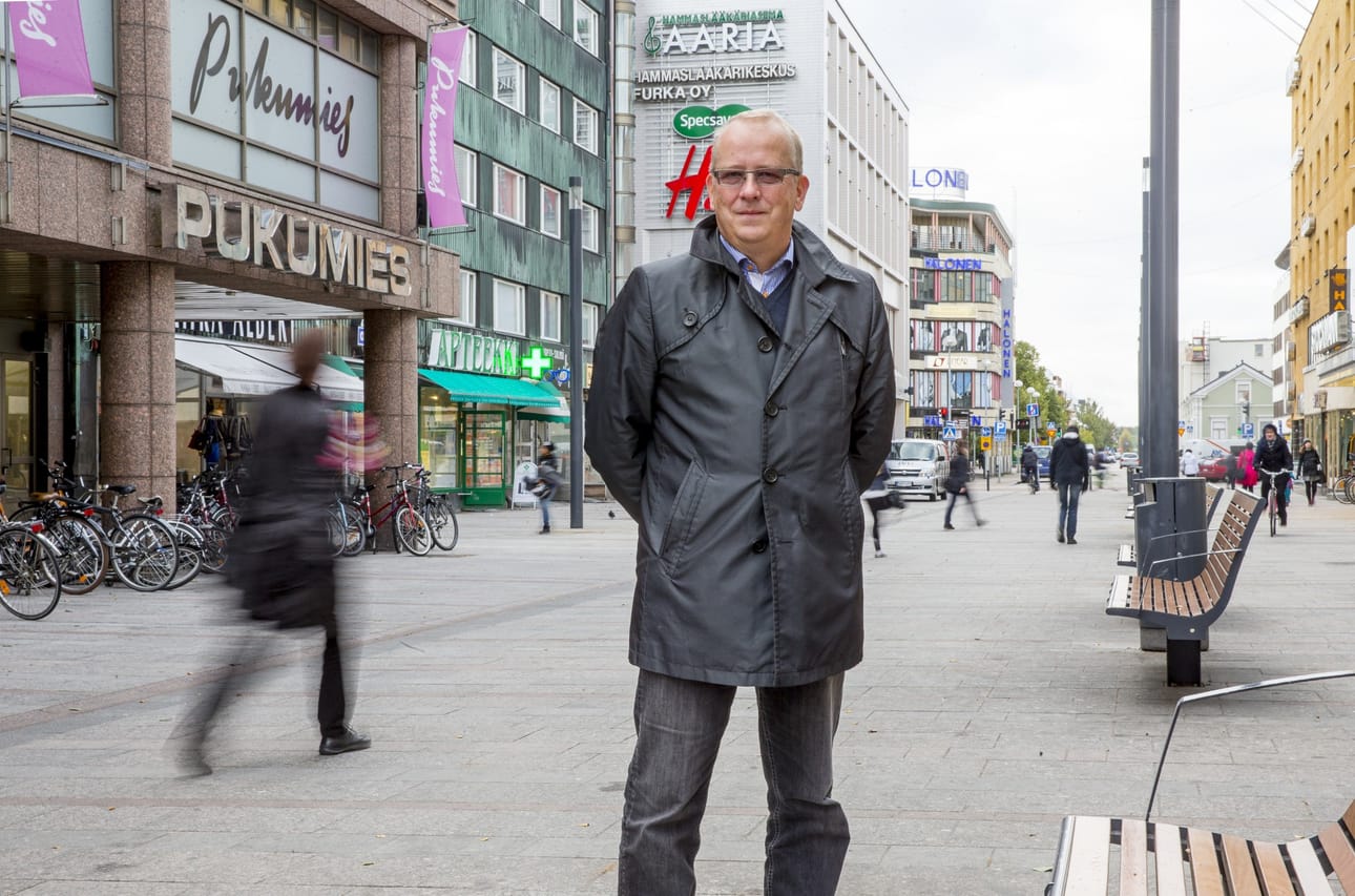 Oululainen kauppias ja kiinteistöyhtiöiden hallitusten puheenjohtaja Aki Keisu sanoo, että rakennusten korkeuden tyssääminen tuomiokirkon tornin korkeuteen pysäyttäisi myös keskustan kehittymisen.