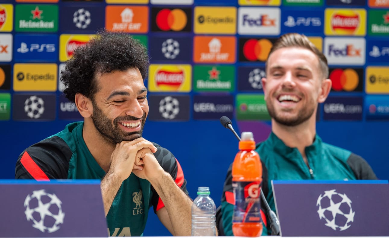 Mohamed Salah ja Jordan Henderson odottavat Mestarien liigan finaalia hymyssä suin.