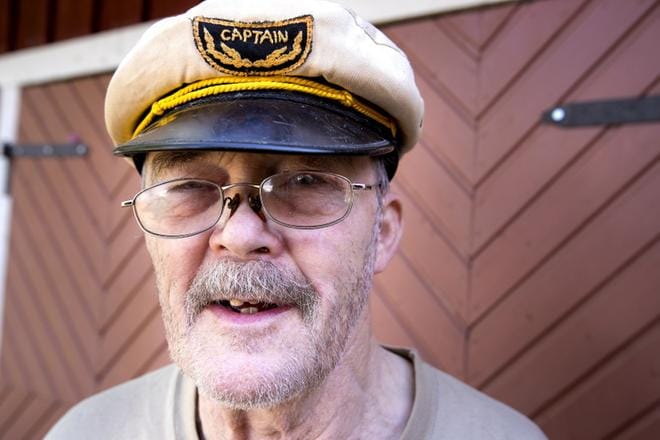 Hannu Lehtiö hankki kapteenin lakin Kyrönjoki-melontoja varten taistelussa Kyrönjoen puolesta vuonna 1989. KUVAT: JARI E. HAKALA