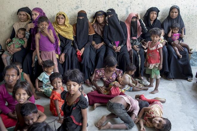 Rohingyanaisia- ja lapsia kokoontui Action Against Hunger -järjestön tiloihin pakolaisleirissä Bangladeshissa huhtikuun alussa. Noin 870 000 rohingyapakolaista asuu pienellä alueella Burman rajan tuntumassa. KUVA: EU/ECHO/K M Asad
