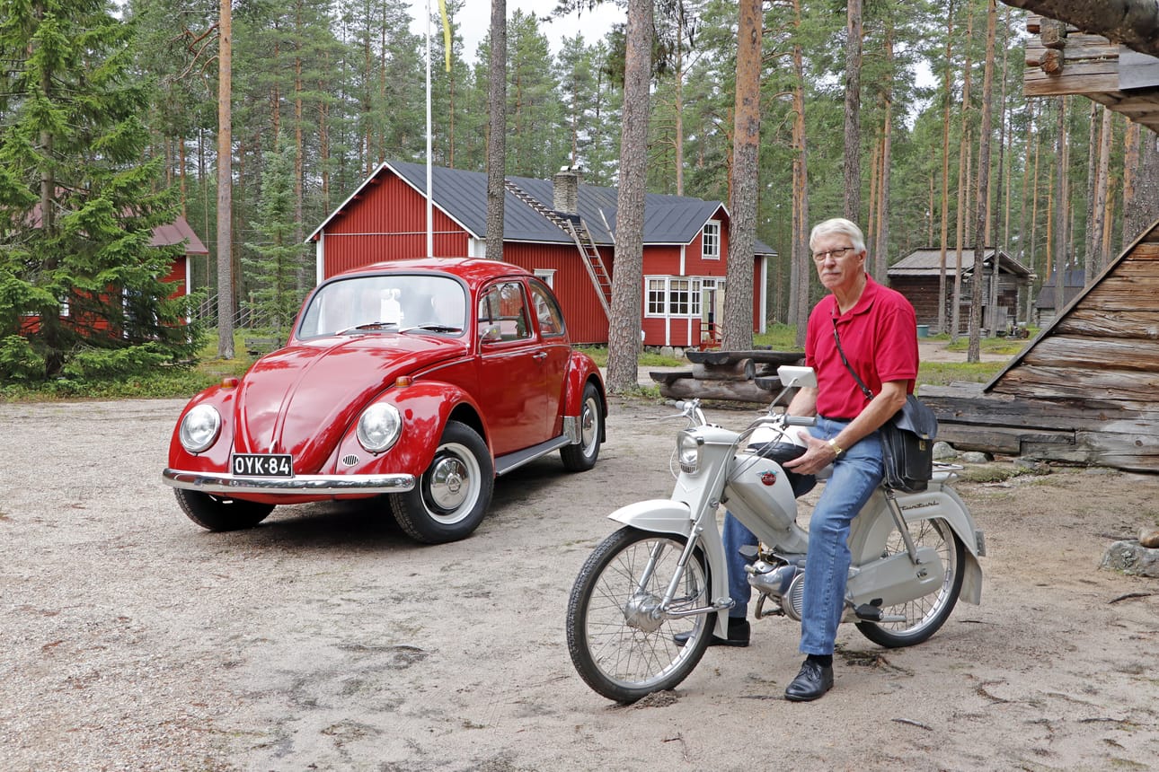 Seppo Timonen toi perjantaina vanhan Tunturi-moponsa kotiseutumuseon pihaan. Mopo on ostettu vuonna 1965.