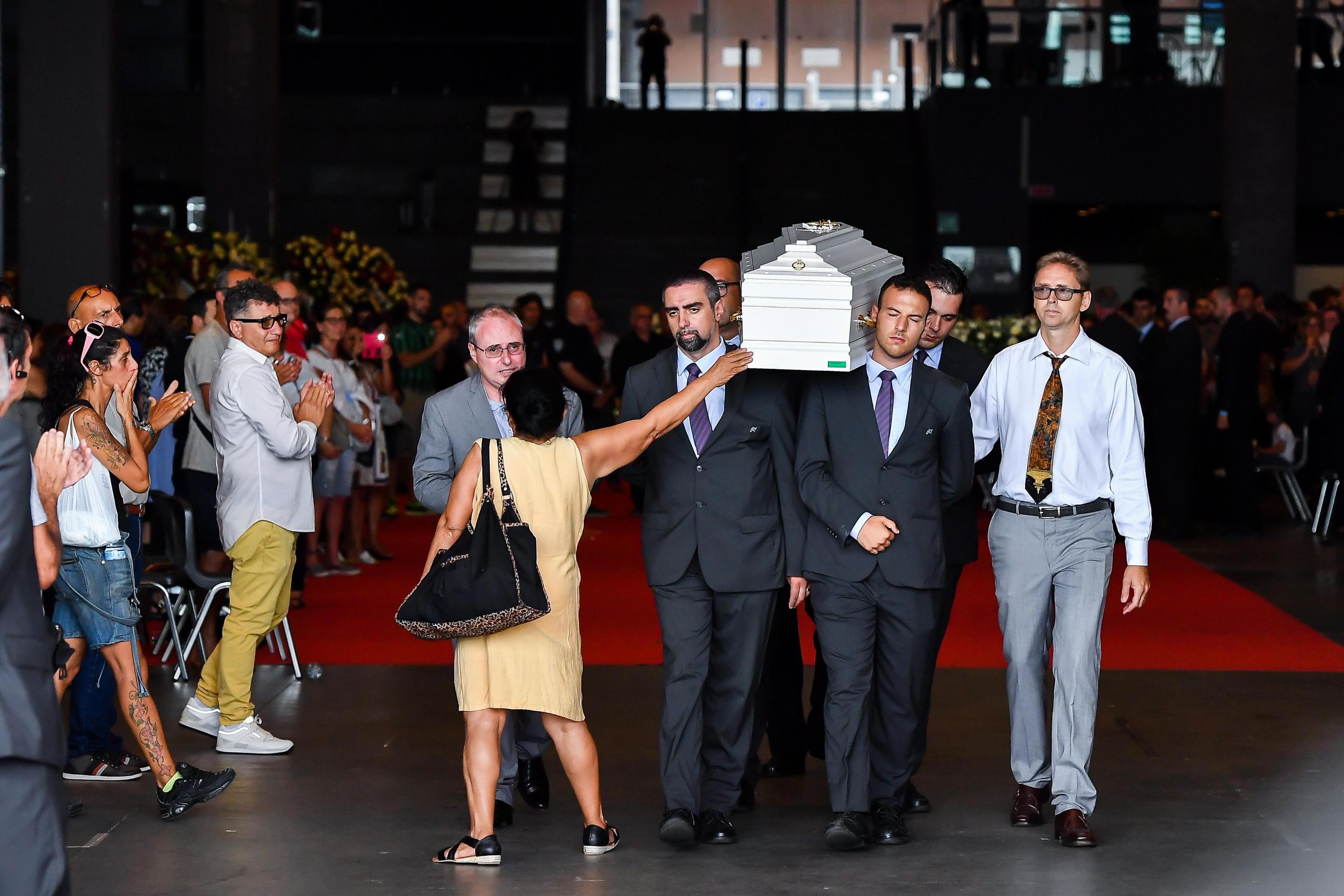 Lauantaisissa hautajaisissa italialaiset surivat myös turman 8-vuotiasta uhria, joka kannettiin paikalle pienessä valkoisessa arkussa.