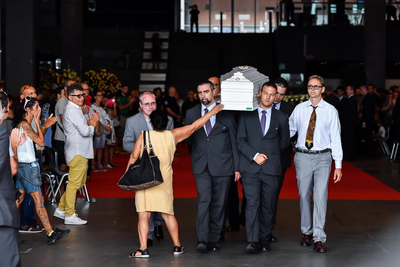 Lauantaisissa hautajaisissa italialaiset surivat myös turman 8-vuotiasta uhria, joka kannettiin paikalle pienessä valkoisessa arkussa.