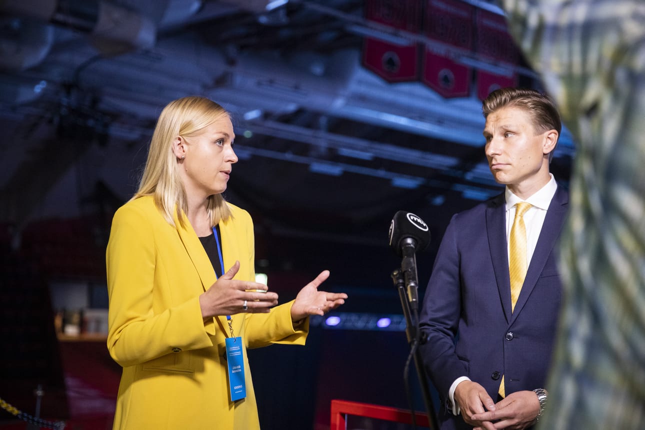 Varapuheenjohtaja Antti Häkkänen korosti, että näissä kuntavaaleissa on kyse siitä, että tulevina vuosina kunnat tulevat ajautumaan taloudelliseen kriisiin. Arkistokuvassa on myös varapuheenjohtaja Elina Lepomäki.