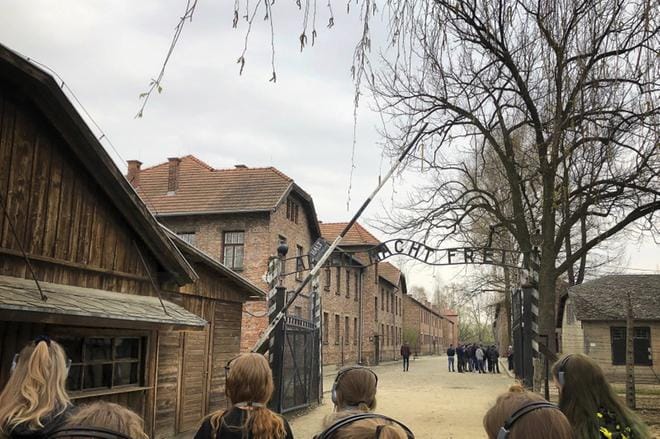 ”Työ vapauttaa”, väittää Auschwitzin pääportti. Englanninkielinen opas kertoi kuulokkeiden välityksellä paljon uutta tietoa. KUVAT: KRISTA PENTTILÄ