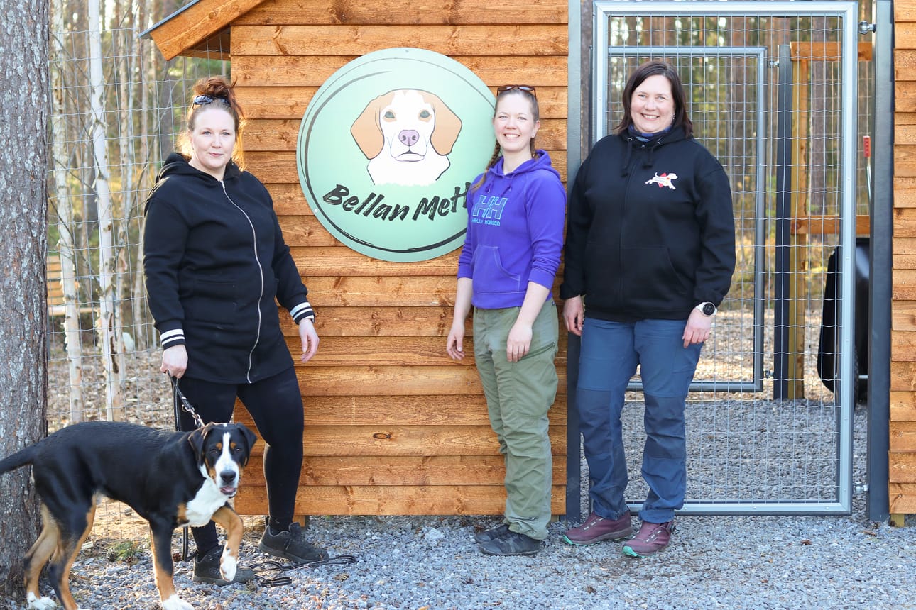 Kauhavan Kennelkerhon Marjukka Lehtimäki (kesk.) ja Maria Toimela (oik.) ovat tyytyväisiä uuteen paikkaan, jossa pentutreffejä jälleen järjestetään. Bellan Mettän omistaa Jenni Niskanen (vas.). Kuvassa myös hänen koiransa Dille.