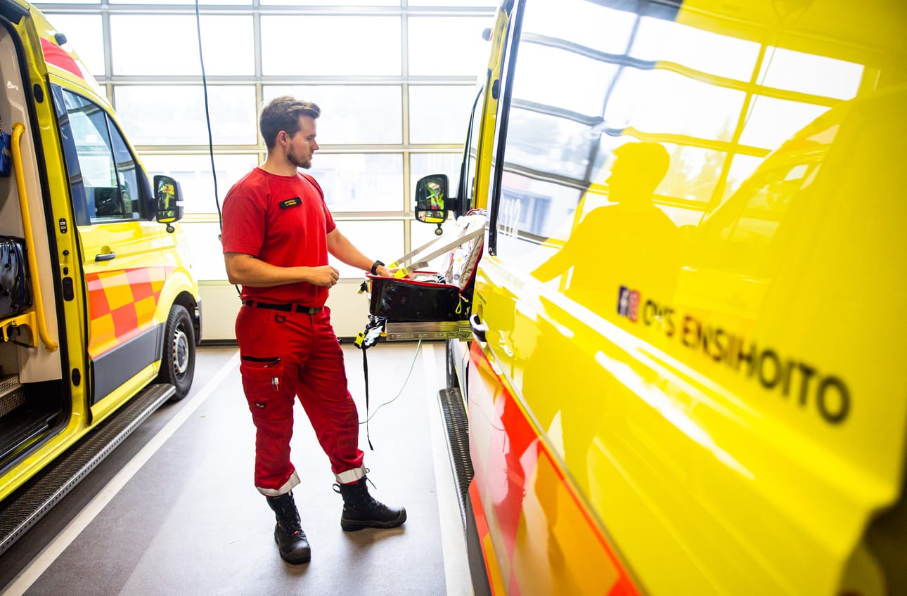 Lakiuudistus on vähentämässä Pohteelta ensihoidon rahoitusta miljoonilla. Arkistokuvassa ambulanssin varusteita tarkastelee ensihoitaja Ville Siekkinen.