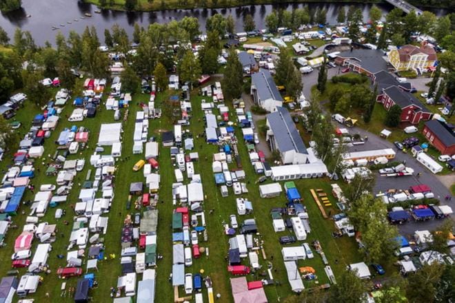 Markkinakojut levittäytyvät laajalle alueelle Juthbackan myyntitapahtumassa. KUVA: CLAS-OLAV SLOTTE