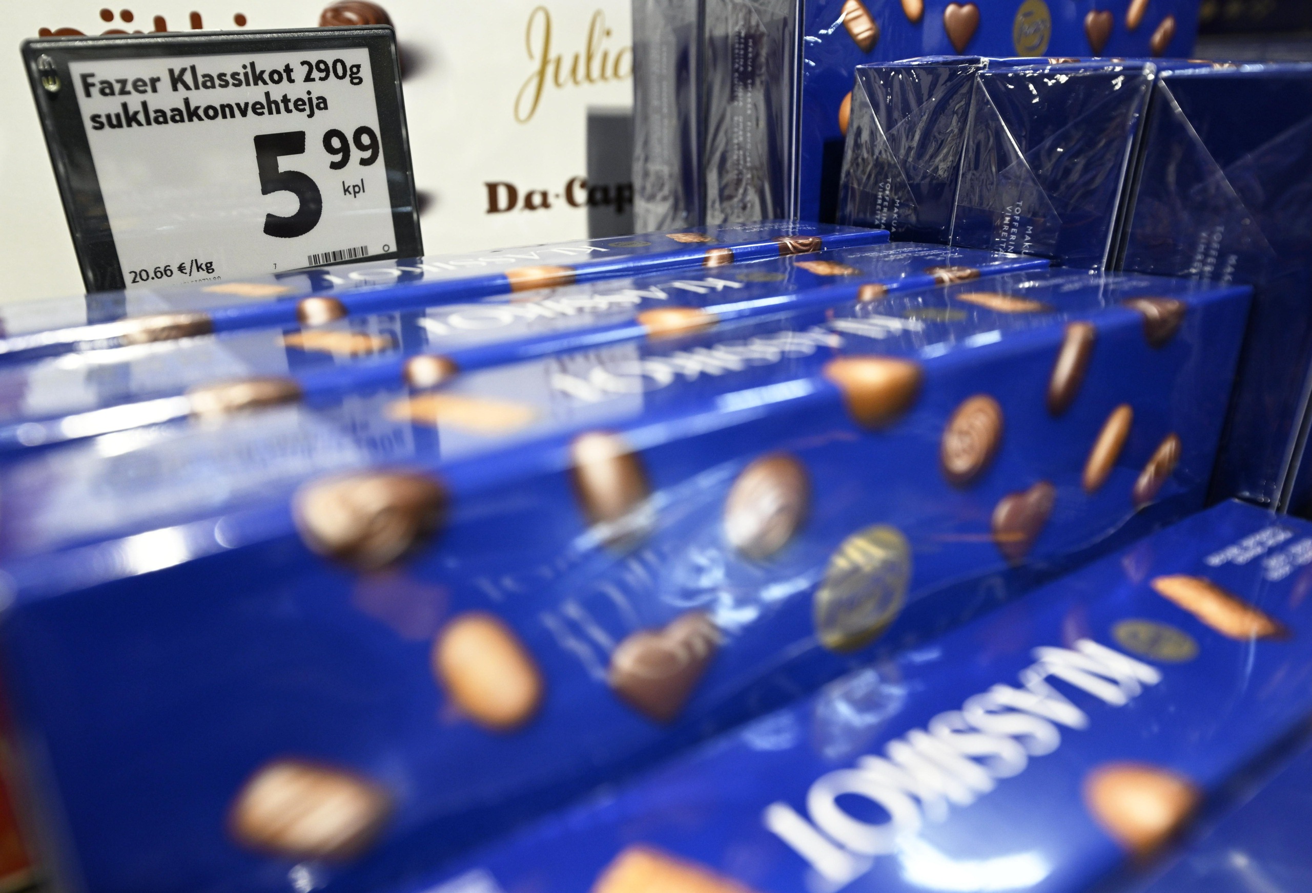 Kallistuvalle kaakaolle etsitään vaihtoehtoja raaka-aineena – suklaan kauppa käy silti tiukankin talouden aikana