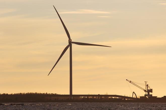 Karhusaaressa niemen kärjessä seisovasta tuulivoimalasta on paljon kiistaa. KUVA: LOTTA KALLIO