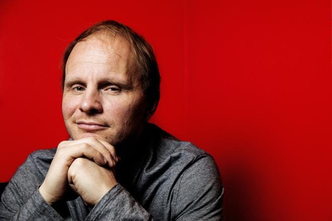 Dome Karukoski ohjasi Hollywood-elokuvan kirjailija J.R.R. Tolkienin nuoruusvuosista. Vaikka hän on saanut paljon vapauksia, ohjaajan on istuttava tismalleen studion brändiin. Studio tunnetaan laadukkaista art house -elokuvistaan.