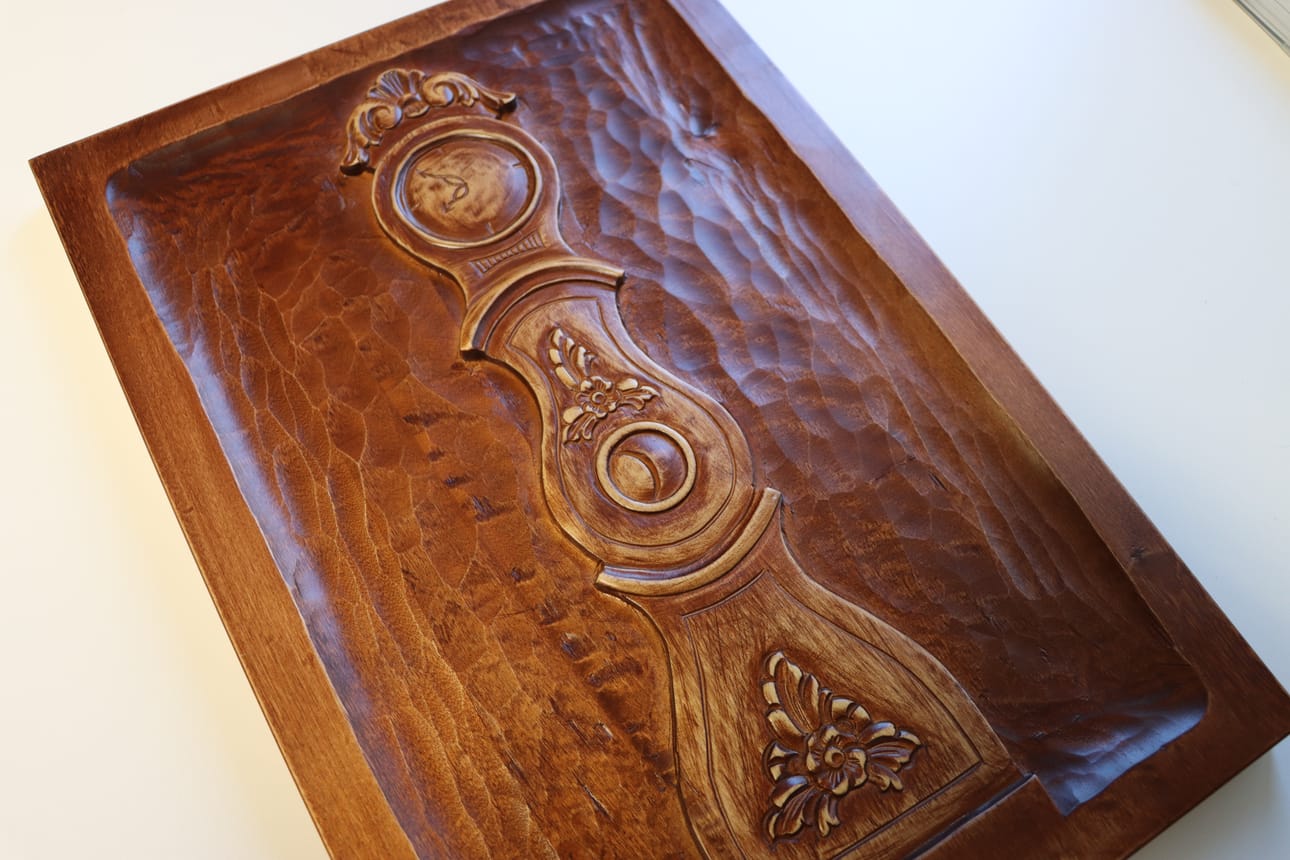 Kunniaisoäiti-reliefi on komeaa jurvalaista käsityötä.