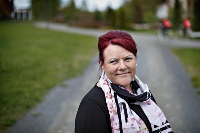 Suomen supernanny Pia Penttalan mukaan vanhempien tärkein tehtävä on mahdollistaa lapsen turvallinen kasvu ja kehitys. – Vanhempien täytyy tiedostaa, milloin olla todella tiukka ja milloin taas empaattinen. Vanhempien tehtävä on tuottaa lapsille pettymyksiä, sietää ne ja olla niissä lapsen tukena, hän sanoo. KUVAT: TOMI KOSONEN