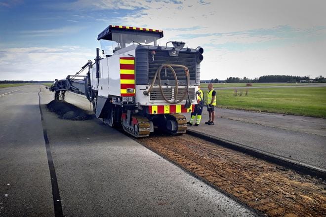 Dragster-autojen kiihdytysradan teko alkoi Kauhavalla maanantaina. Jyrsinkone puri rullaustien pintaa pois. KUVA: MIKA MARJAMÄKI