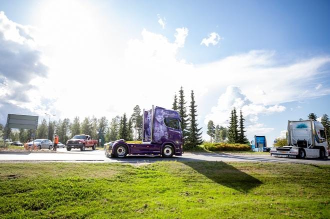 Jälleen kerran hienosti rakenneltuja ja maalattuja rekkoja matkaa PowerParkiin kuljetusalan ammattilaistapahtumaan. Letka matkasi Seinäjoen kautta iltapäivällä. Kuva: Elena Mikkilä