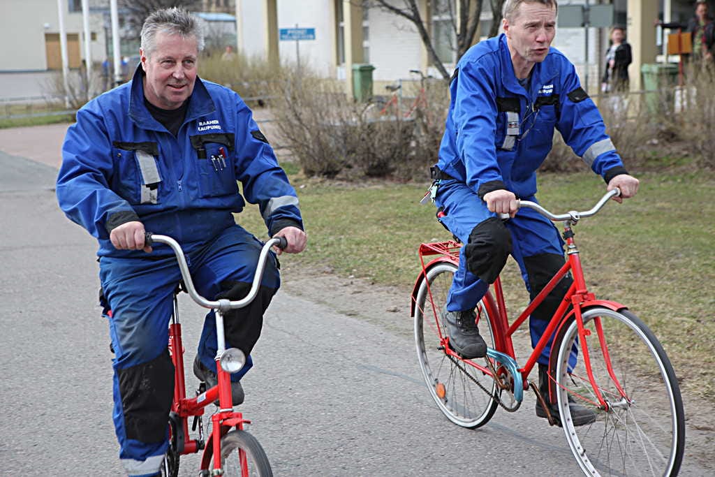 Raahen kaupungin työpaja on kunnostanut parikymmentä polkupyörää, Raahe-Retroja, matkailijoiden ja kaupunkilaisten käyttöön. Työpajan ohjaaja Jarmo Aho (vas.) ja vastaava ohjaaja Seppo Tiainen ajelemassa.