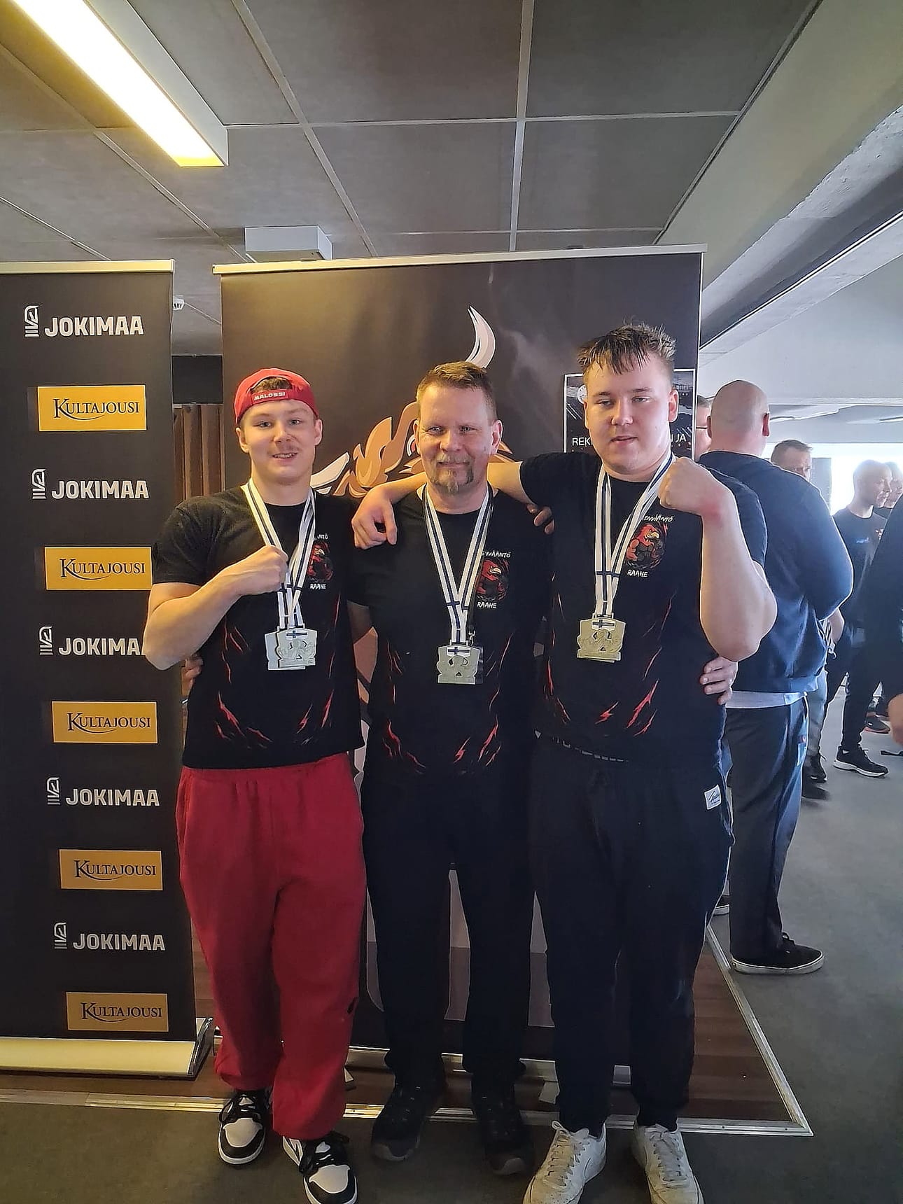 Tiitus Paakkonen, Jari Liikanen ja Topi Laurila toivat yhteensä kuusi mitalia kädenväännön SM-kisoista.