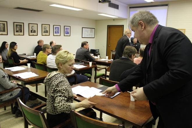 Isojoen valtuuston kokouksen esittelijänä toiminut Juha Mattila jakoi äänestylippuja valtuutetuille kunnanjohtajan valintaa varten. KUVA: MINNA ZILLIACUS