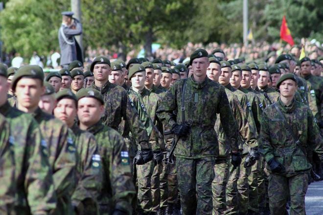 Varusmiehet saapuivat torstaina Isojoelle alokkaina, mutta ohimarssissa he olivat jo jääkäreitä. Joukko marssi kirkonkylän halki koulun kohdasta kirkon luo ja sen otti vastaan eversti Mika Kalliomaa yhdessä Isojoen valtuuston puheenjohtajan Esa Saarisen kanssa. KUVAT: JORMA HAVULA