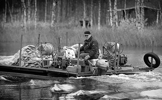 Rauno Nevala tutki tiistaina Utajärven matalaa Särkijärveä, joka kuivattiin hoitotarkoituksessa vuonna 2001. Keskiviikkona on tarkoitus testata, onko järvessä paljon särkikalaa ja pientä ahventa.