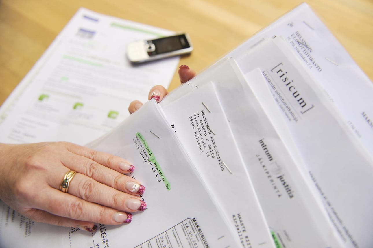 Kuluttaja-asiamies aikoo puuttua järein keinoin pikaluottojen kohtuuttomiin kustannuksiin. Seuraavaksi ryhmäkannetta varten kerätään ennakkoilmoittautumisia kahden pikavippifirman tiettyjen lainojen luotonottajista.