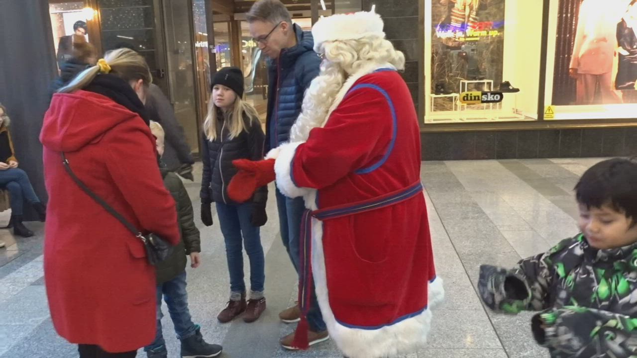 Joulupukki vieraili kesäkadulla, porojakin oli paikalla