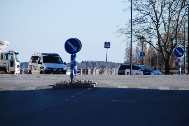Poliisimerkein varustetut ja poliisin siviiliautot kaupungin torialueella kiinnittivät kristiinalaisten huomion keskiviikkoiltana noin kello 19.00 aikoihin. KUVA: LUKIJAN KUVA