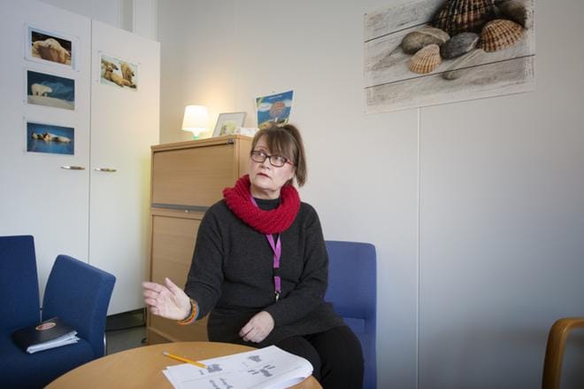 Espoossa kokeiltiin viime vuonna aivan uudenlaista masennuksen hoitoa, joka vietiin suoraan kouluihin. Kyseessä oli lyhytkestoinen terapia, jota annettiin kaikkiaan kuusi kertaa. Kuraattori Arja Heinonen antoi terapiaa tässä työhuoneessaan Viherlaakson koulussa. KUVA: Kimmo Penttinen