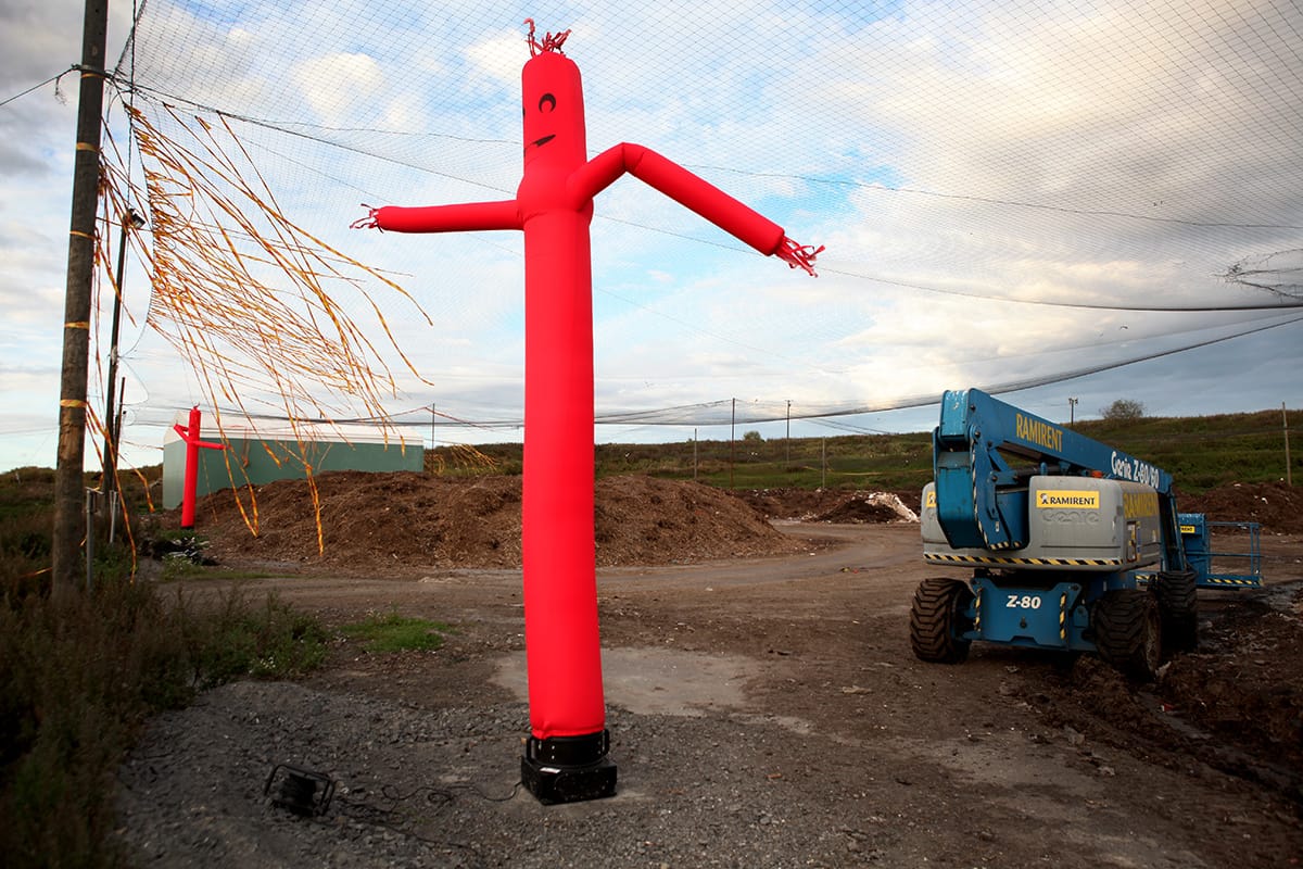 Paineilmalla heiluvat ukot on hankittu karkotustarkoituksiin Ruskon kaatopaikalle.