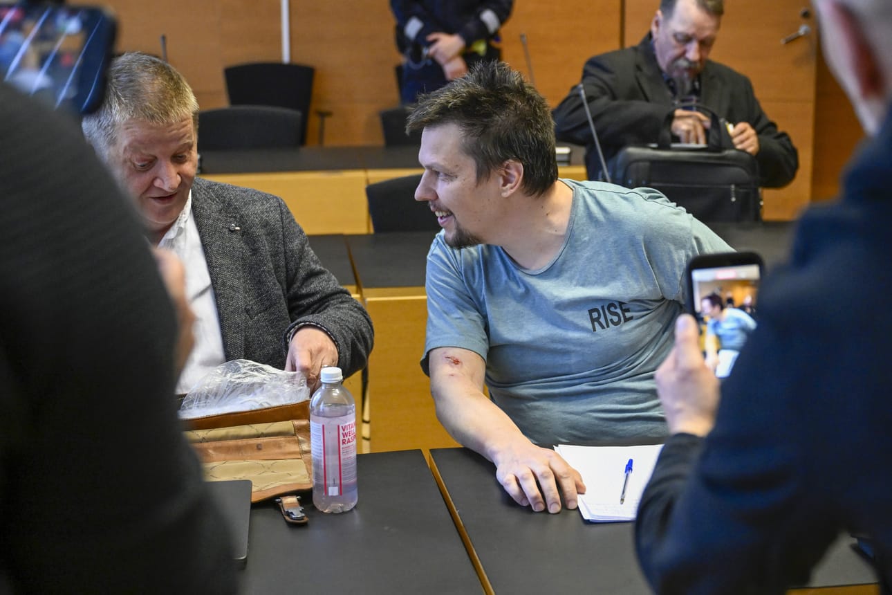 Mikko Vapalle (oik.) luettiin syytteet maanantaina.