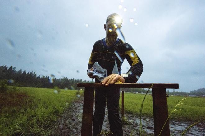 Lappee-Jukola juostiin viime kesäkuussa myrskyisen synkissä olosuhteissa. Synkkä muodostui taloudellisesta tuloksestakin. Sitä yritetään nyt korjata suunnistajien avustuksilla. Kuva: Silja Viitala
