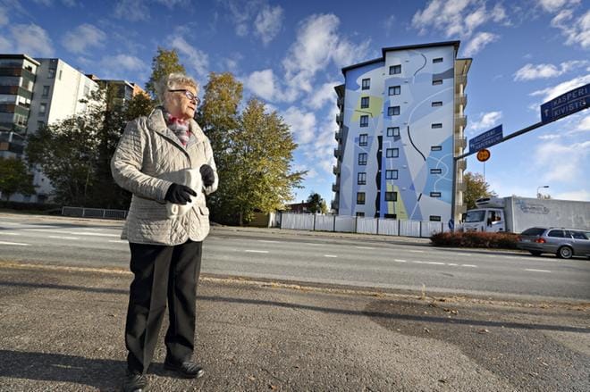Kaarina Lauri on seurannut mielenkiinnolla seinämaalauksen valmistumista kotikaupunkiinsa. – Se sopii juuri hyvin tuohon. KUVA: KARI LÖFHJELM
