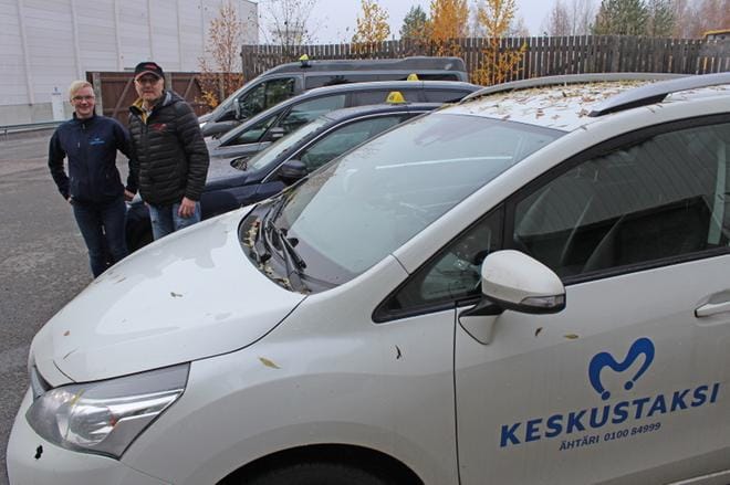 Jari Latvalan taksialalla toimivan yrityksen nimi on Taxi & Transport Latvala Oy. Yrityksen kuljettajiin lukeutuu Niina Peurala. KUVA: REIJO HEIKKILÄ