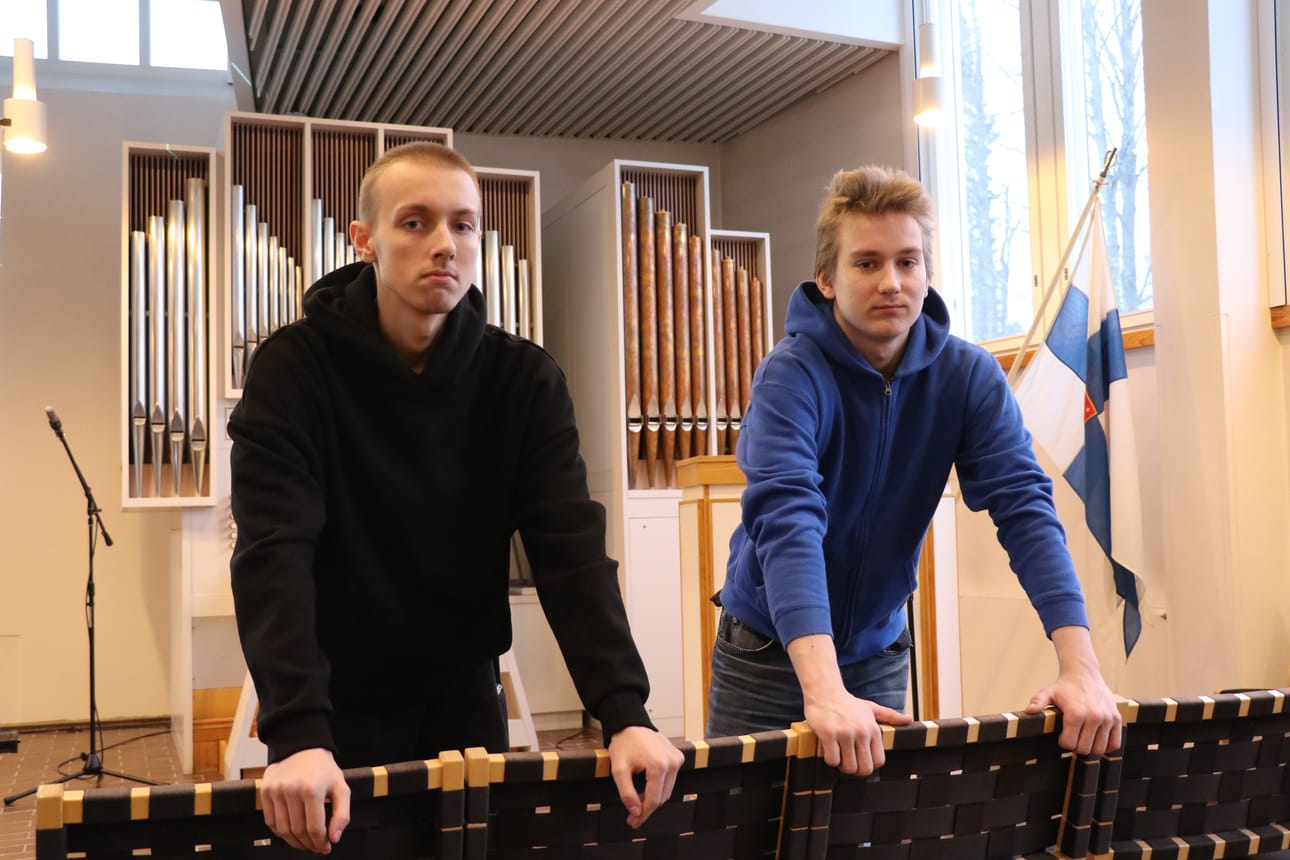 Timi Kirvesmäki ja Jiska Saarela osallistuivat kutsuntoihin Alajärvellä. Molemmat ovat valmiita puolustamaan maata myös sotatilanteessa.