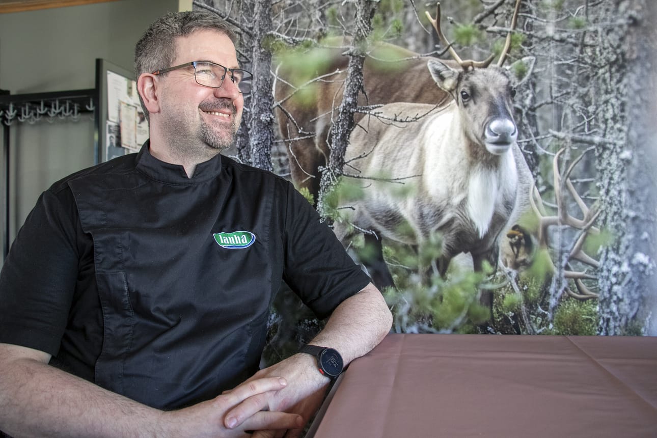 Isojoella luontomatkailukeskus Lauhansarven pihamaalla ei ole ainakaan vielä näkynyt poroa muistuttavia metsäpeuroja, joita on istutettu alueen metsiin. Andre Fabigin hoitamassa ravintolassa metsäpeuraa voi ihastella seinävalokuvasta.