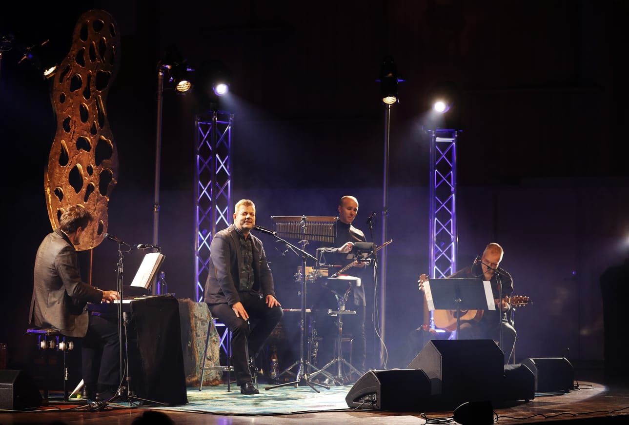 Jari Sillanpää aloitti kiertueensa loppuunmyydyssä Oulun Madetojan salissa.